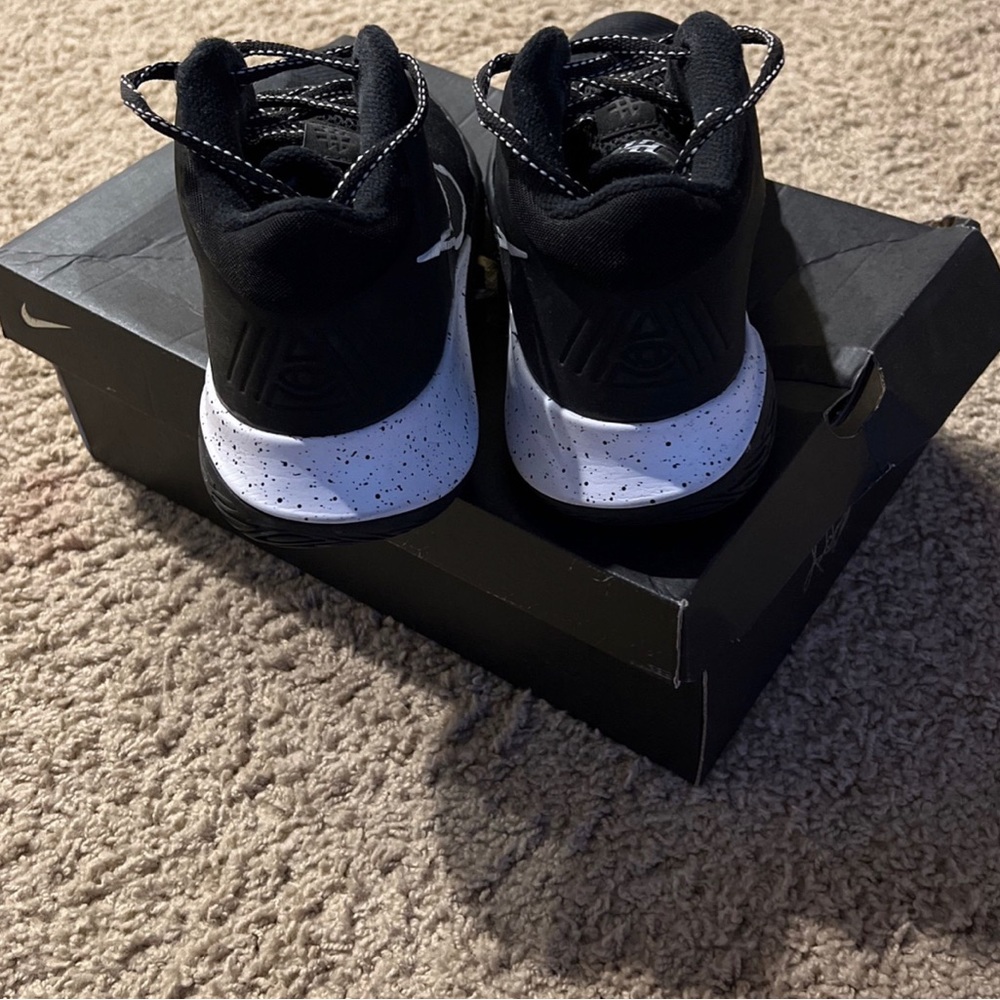 Kyrie flytrap 4